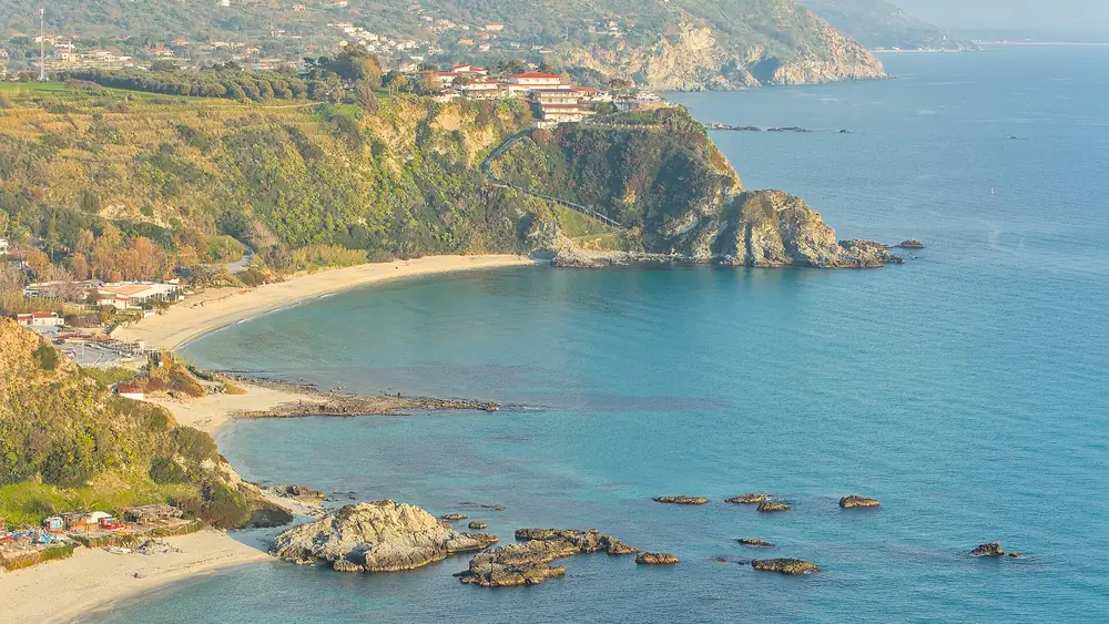 Spiaggia e costa con montagne sullo sfondo