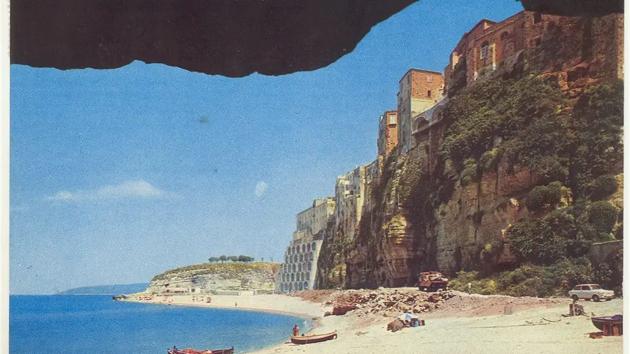 Spiaggia di Tropea con barche e case sulla scogliera