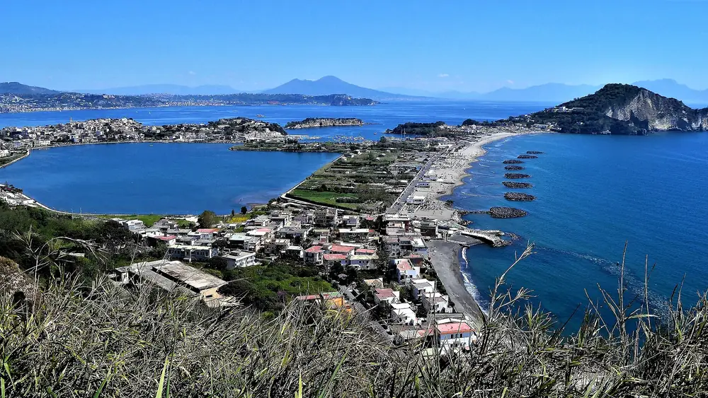 Panorama della costa di Napoli con la baia e la città in vista