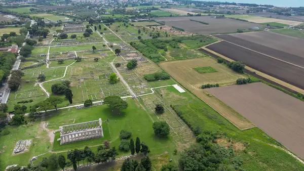 Veduta aerea dell'area archeologica di Paestum, con i templi fra i campi e la costa sullo sfondo