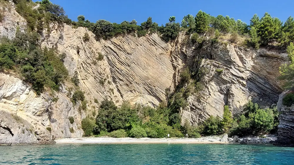 Spiaggia con scogliere e vegetazione sullo sfondo