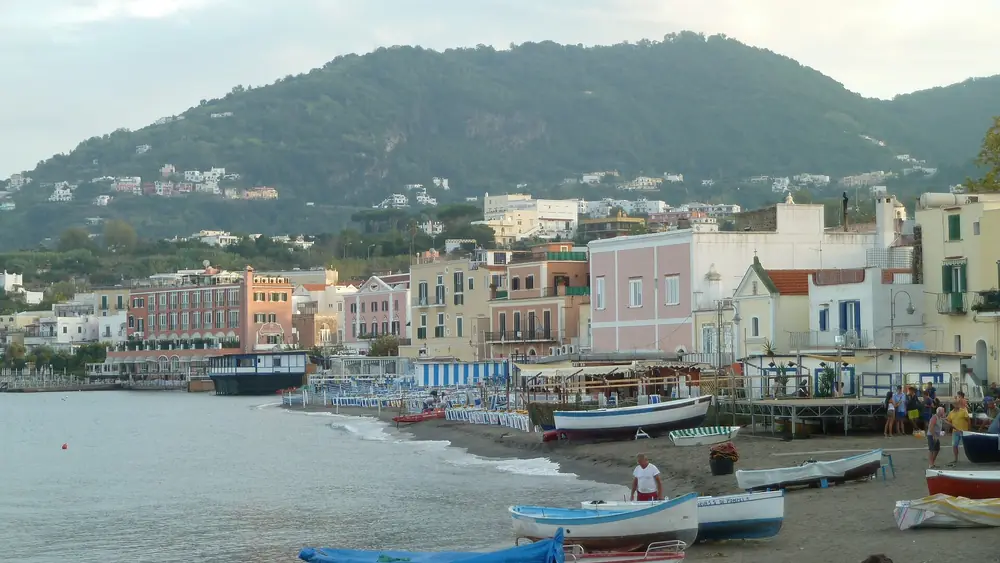 Spiaggia dei Pescatori a Ischia Ponte, con barche tirate a secco sulla sabbia e le case del borgo