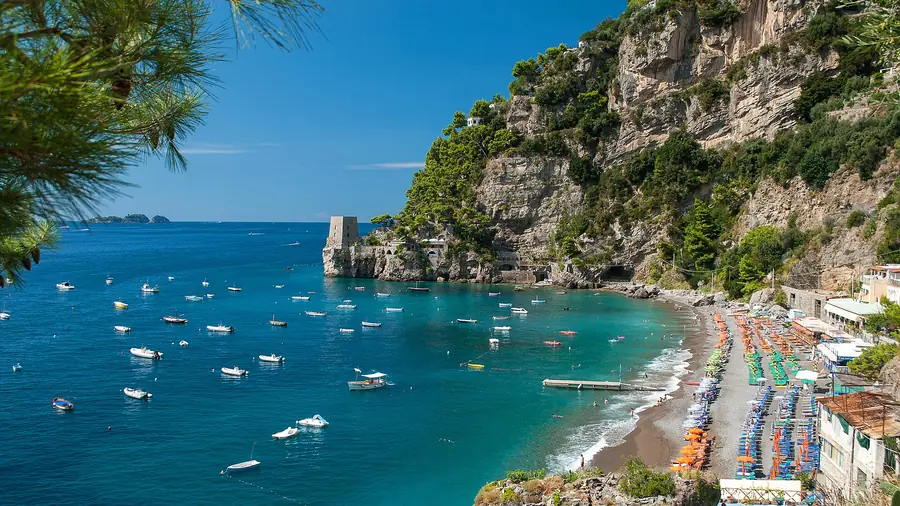 Spiaggia di Positano con barche e case sullo sfondo