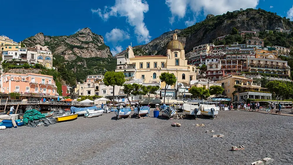 Spiaggia di Positano con barche e case colorate sullo sfondo