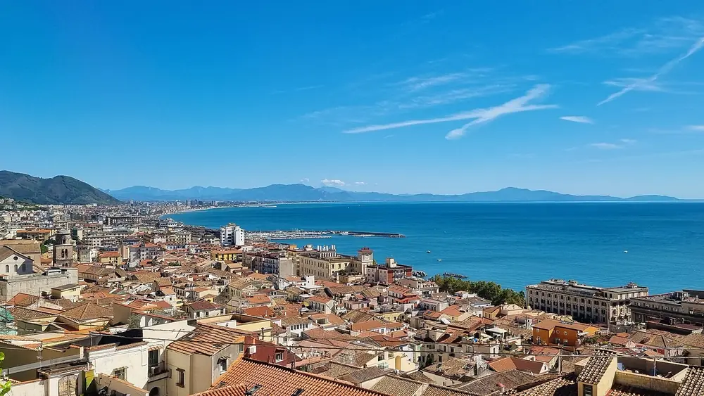 Panorama della città con vista sul mare e sulle montagne