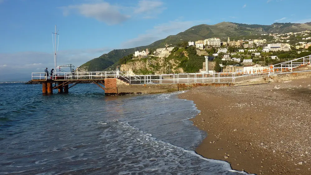 Spiaggia di Vico Equense con vista sul mare e sulla costa