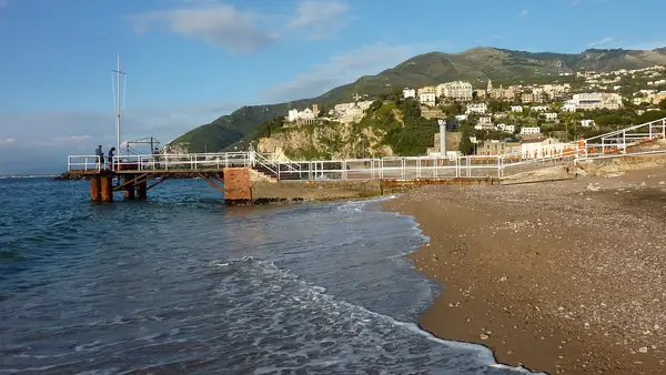 Spiaggia di Vico Equense con vista sul mare e sulla costa