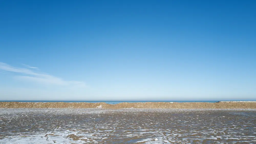 Spiaggia con cielo blu e mare tranquillo