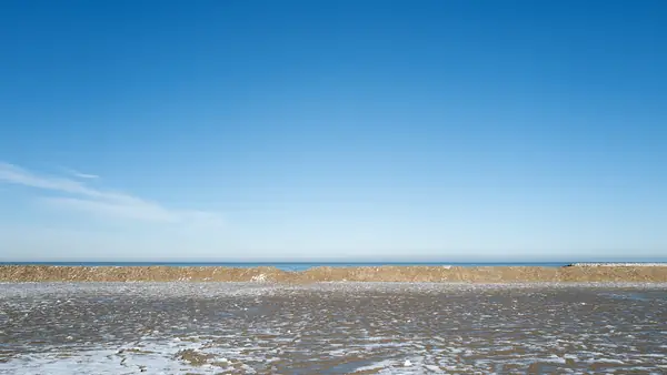 Spiaggia con cielo blu e mare tranquillo