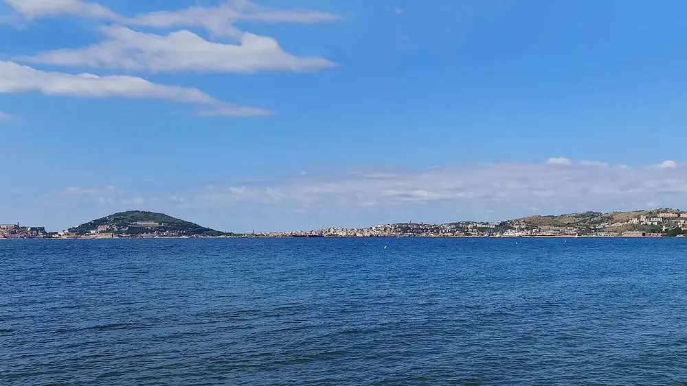 Panorama del mare con città sullo sfondo