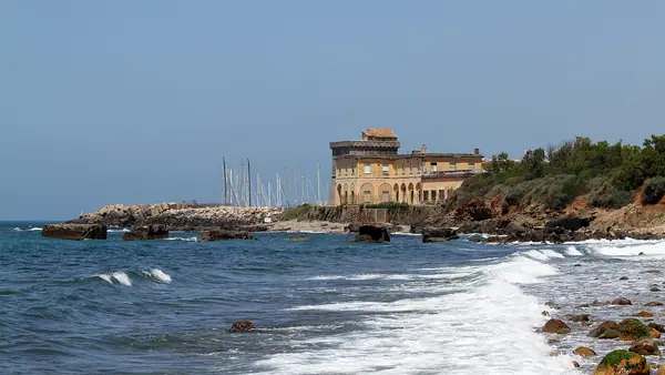 Un edificio sulla costa con il mare sullo sfondo.