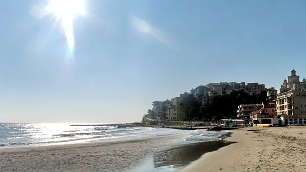 Spiaggia con case sullo sfondo e cielo blu
