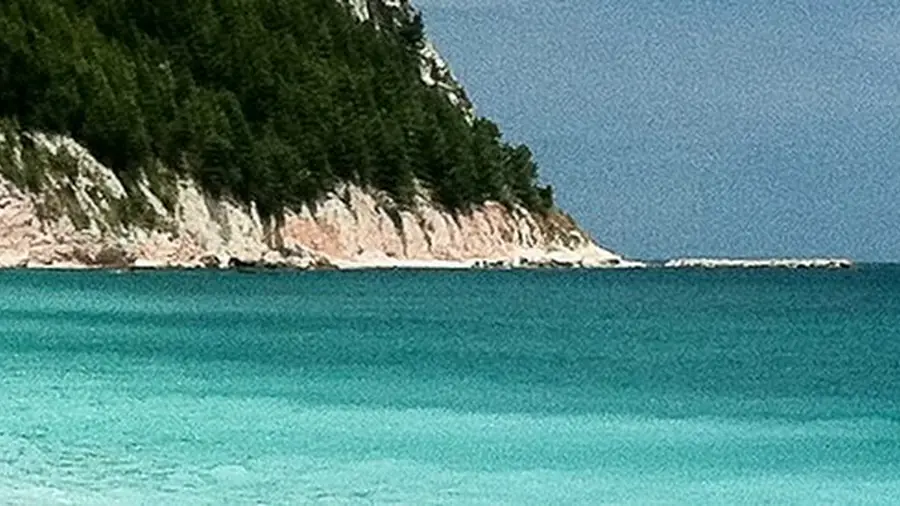 Spiaggia di Sirolo con acqua cristallina e cielo blu