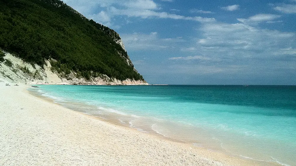 Spiaggia di Sirolo con acqua cristallina e cielo blu