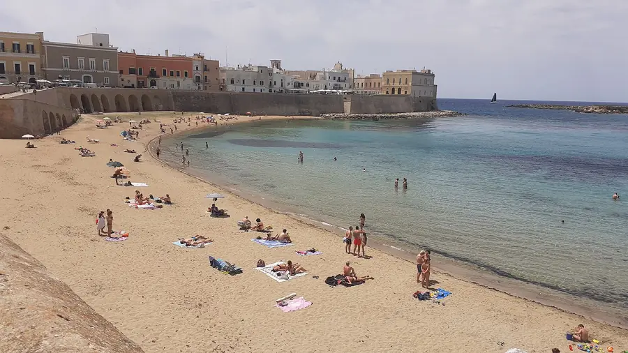 Spiaggia con gente che si diverte e un mare cristallino