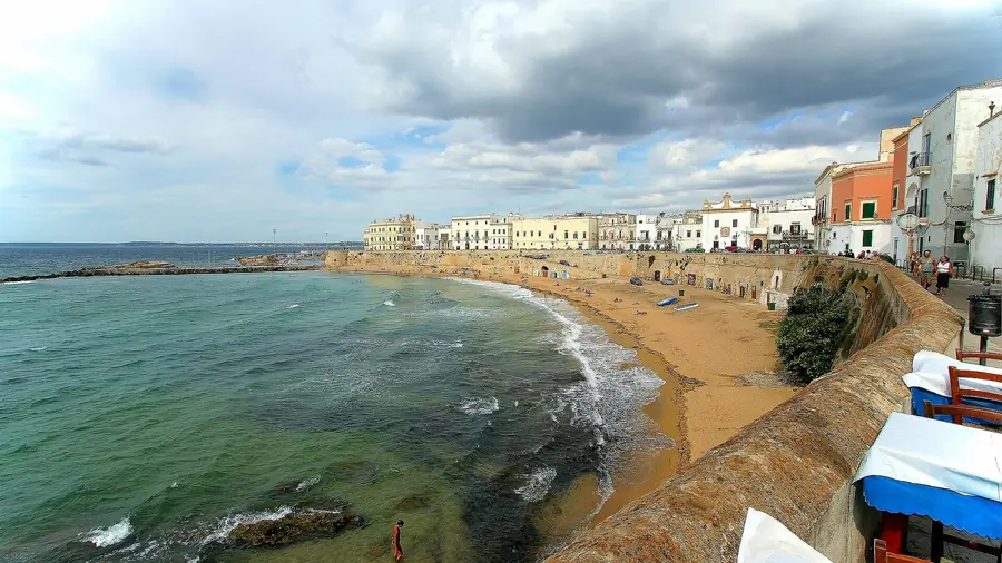 Spiaggia con acqua cristallina e cielo nuvoloso