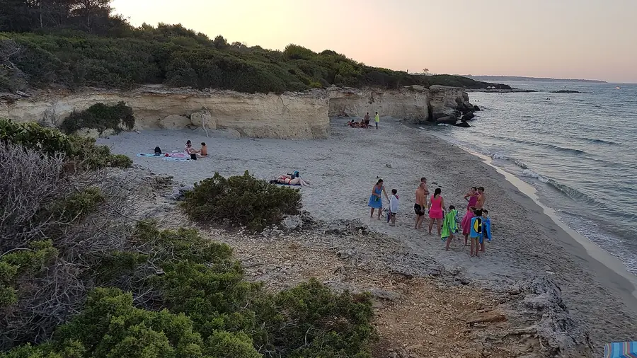 Spiaggia di Otranto con persone che si godono il sole e il mare