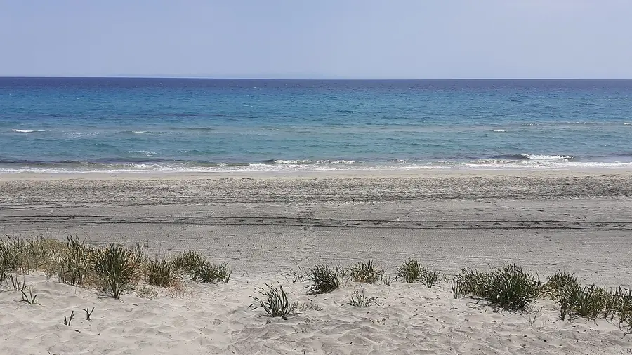 Spiaggia di Otranto con sabbia bianca e acqua blu profonda