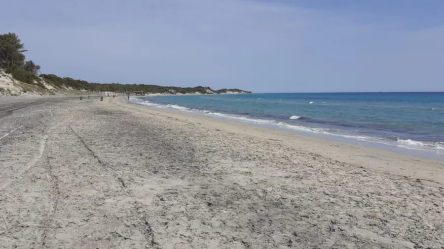 Spiaggia di Otranto con sabbia bianca e mare blu profondo