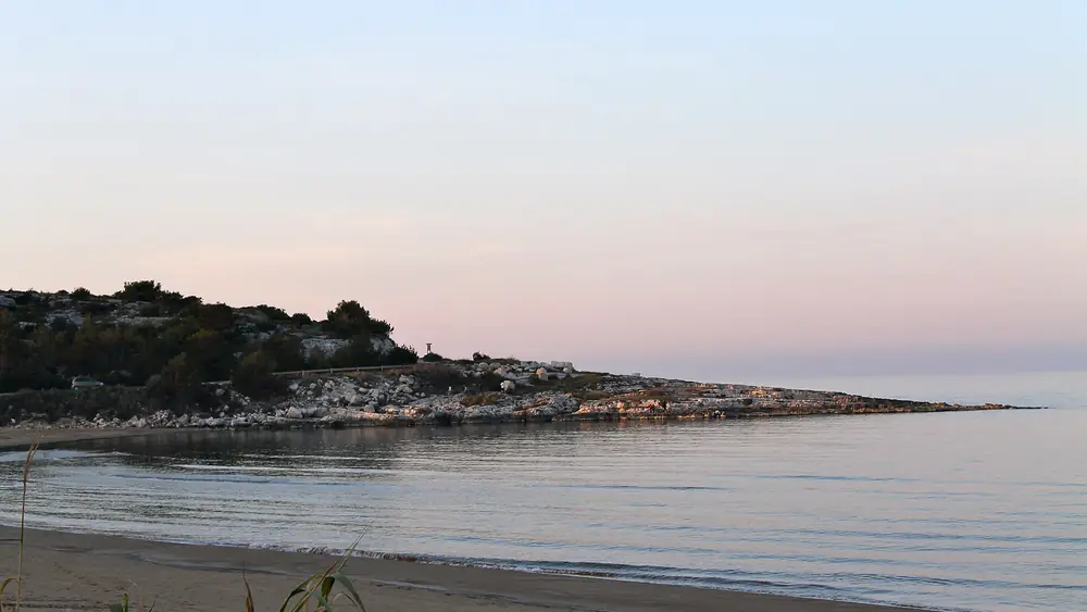 Spiaggia tranquilla con cielo sereno e mare calmo