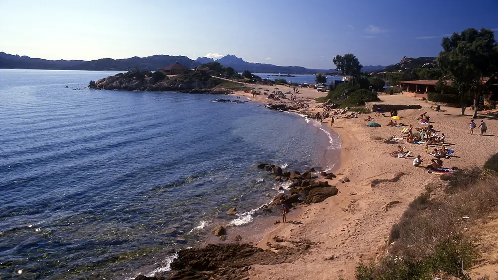 Spiaggia dell'Isuledda, vicino a Cannigione, fra rocce di granito e macchia mediterranea