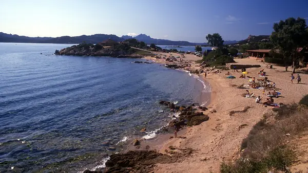 Spiaggia dell'Isuledda, vicino a Cannigione, fra rocce di granito e macchia mediterranea