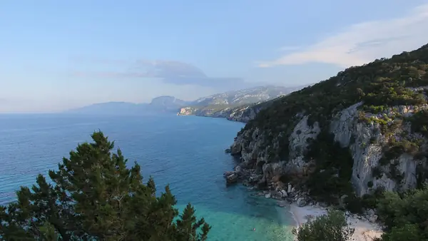 Paesaggio costiero con montagne e mare cristallino