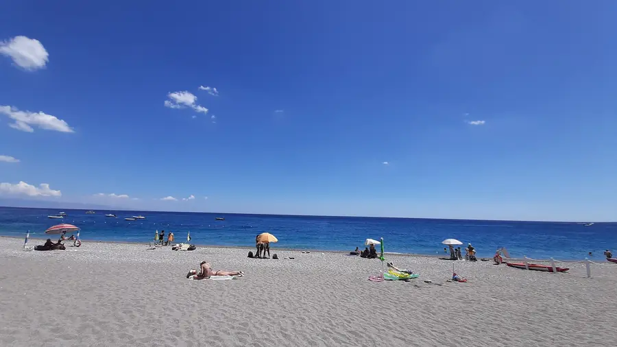 Spiaggia di Taormina con cielo blu e mare cristallino