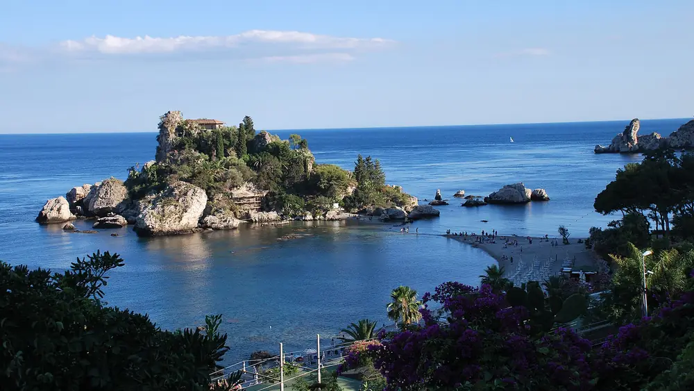 Spiaggia di Taormina con vista panoramica sulla baia e le rocce