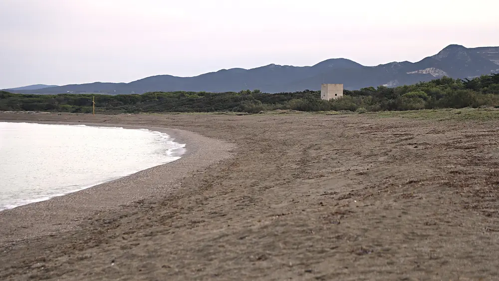 Spiaggia con montagne sullo sfondo